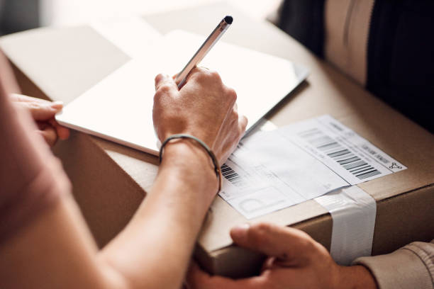 istock Signing to confirm proof of delivery 1266916823