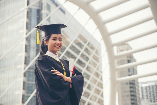 Estudiante graduado y Educación de éxito en concepto universitario. Feliz diploma de posgrado de mujer estudiante asiática y MBA grado en la universidad asiática. photo