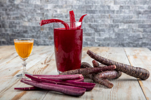 tradycyjny turecki napój sok rzepa (salgam). pij salgam, czerwoną marchewkę i sok z rzepy na drewnianym tle. - radish bunch red vegetable zdjęcia i obrazy z banku zdjęć