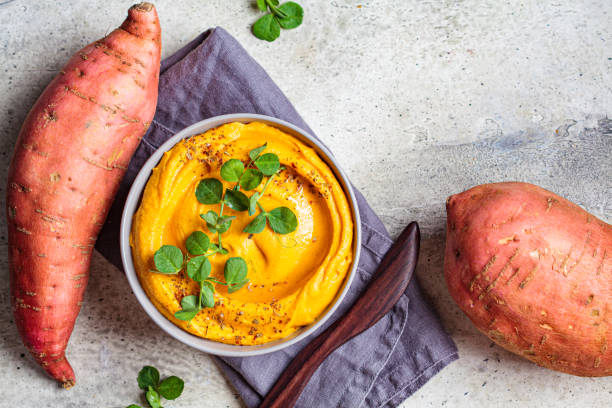 zoete aardappel hummus grijze kom, hoogste mening. - zoete aardappel fotos stockfoto's en -beelden