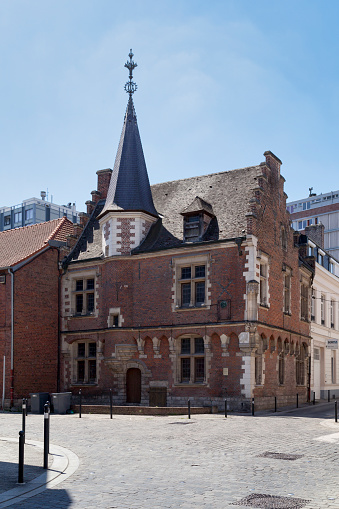 The provost's house (French: Maison du Prévôt) is one of the oldest buildings in Valenciennes. Built around 1485, it is mainly made of red brick with a sandstone base. It has windows dominated by white stone mullions. It is Gothic style with Renaissance influence.