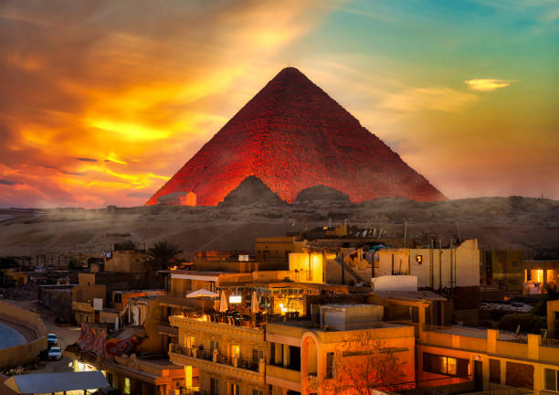 pirámide iluminada de cheops - cairo egypt africa night fotografías e imágenes de stock