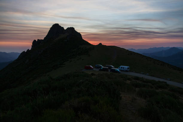 alba nei picos de europa con area di furgoni - cantabria picos de europe mountains panoramic asturias foto e immagini stock