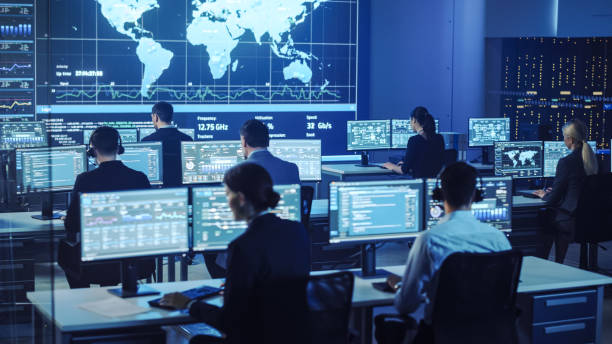 Team of Professional Computer Data Science Engineers Work on Desktops with Screens Showing Charts, Graphs, Infographics, Technical Neural Data and Statistics. Low Key Control and Monitoring Room. equipo de ingenieros profesionales de ciencias de datos informáticos trabajan en escritorios con pantallas que muestran gráficos, gráficos, infografías, datos neuronales técnicos y estadísticas. sala de control y monitoreo de teclas bajas.