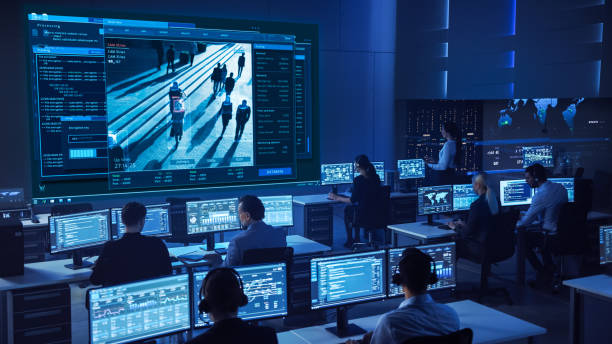 equipo de ingenieros profesionales de ciencia de datos de seguridad cibernética trabajan en la vigilancia de seguimiento de las personas que caminan por las calles de la ciudad. gran sala de control y monitoreo oscuro con pantallas de ordenador. - center data computer network surveillance fotografías e imágenes de stock