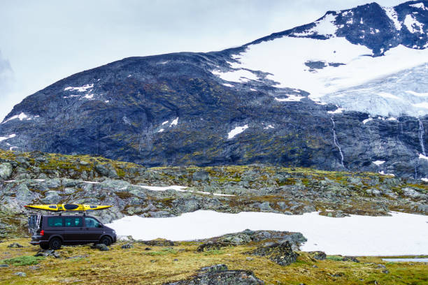 istock Car with canoe on top roof in mountains 1266956122