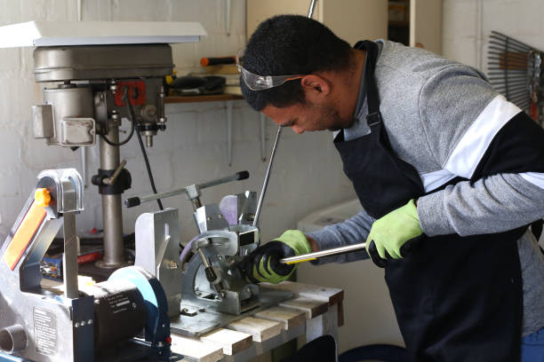 Golf Club Builder repairs a golf club