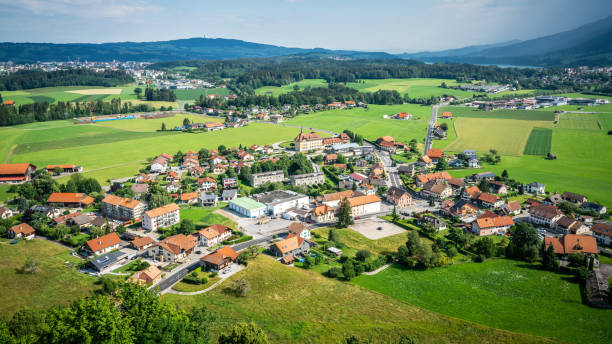 vista aérea da moderna cidade de epagny gruyeres e arredores rurais em la gruyere fribourg suíça - fribourg canton - fotografias e filmes do acervo