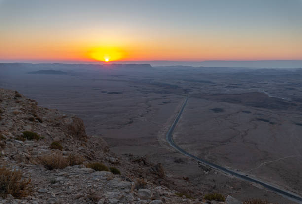 sunrise  over the judean desert. view from the top of the cliff near mitzpe ramon in israel - horizon over land israel tree sunrise imagens e fotografias de stock