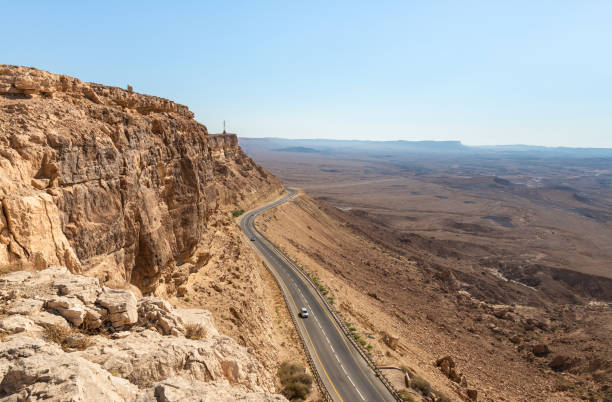 nascer do sol sobre o deserto judaico. vista do topo do penhasco perto de mitzpe ramon em israel - horizon over land israel tree sunrise - fotografias e filmes do acervo