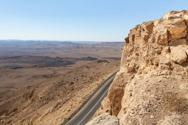 nascer do sol sobre o deserto judaico. vista do topo do penhasco perto de mitzpe ramon em israel - horizon over land israel tree sunrise - fotografias e filmes do acervo