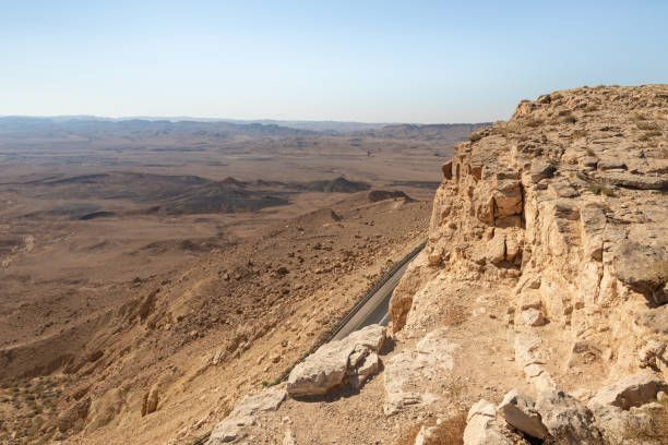 nascer do sol sobre o deserto judaico. vista do topo do penhasco perto de mitzpe ramon em israel - horizon over land israel tree sunrise - fotografias e filmes do acervo