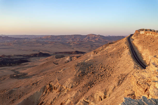 nascer do sol sobre o deserto judaico. vista do topo do penhasco perto de mitzpe ramon em israel - horizon over land israel tree sunrise - fotografias e filmes do acervo