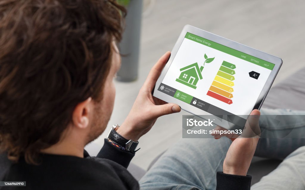Energieeffizienz mobile App auf dem Bildschirm, Eco House - Lizenzfrei Energieindustrie Stock-Foto