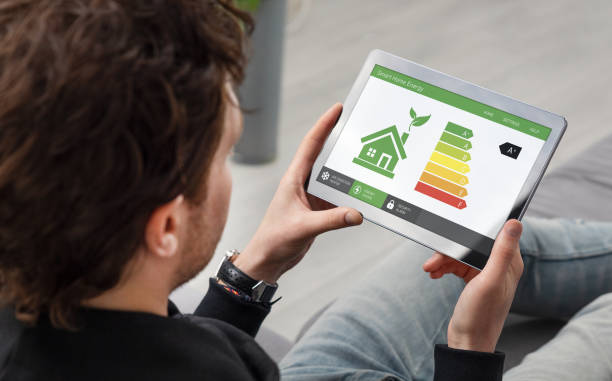 energieeffizienz mobile app auf dem bildschirm, eco house - eleganz grafiken stock-fotos und bilder