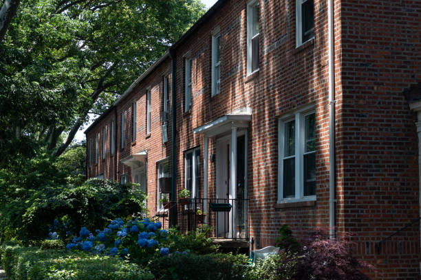 fila de hermosas casas de ladrillo en sunnyside queens nueva york con jardines durante el verano - sunnyside fotografías e imágenes de stock