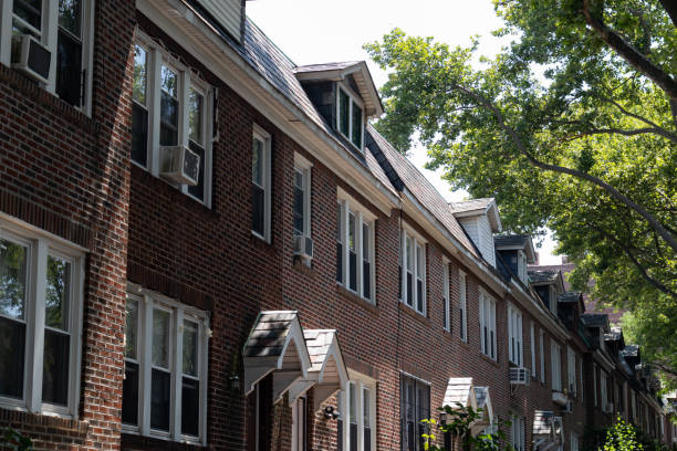 fila de hermosas casas de ladrillo similares en sunnyside queens nueva york - sunnyside fotografías e imágenes de stock