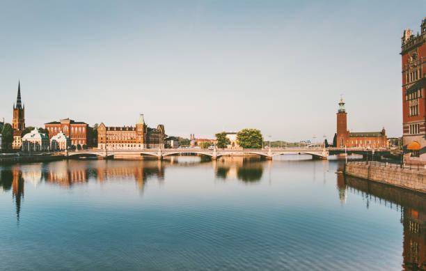 stoccolma vista città riflessione acqua turistiche punti di riferimento popolari centrali in svezia europa viaggio - stockholm panoramic bridge city foto e immagini stock