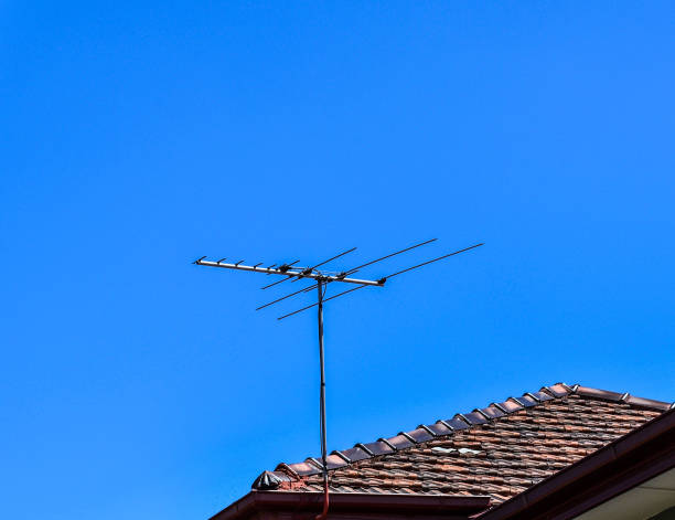 tv antenna, clear blue sky background - television aerial roof antenna city imagens e fotografias de stock