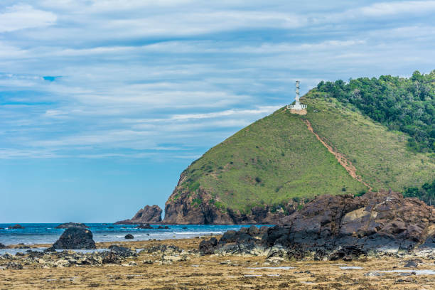 un faro blanco en la cima de una colina en baler, provincia de aurora, filipinas - baler fotografías e imágenes de stock