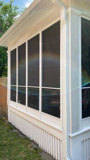экранированный в крыльце солнца - screen door door porch house стоковые фото и изображения