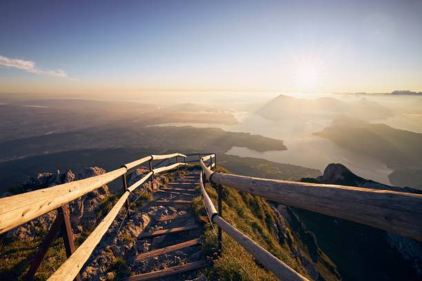 日の出の山の歩道 - pilatus ストックフォトと画像