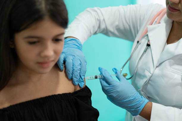 vaccination des enfants - injecting flu virus cold and flu doctors office photos et images de collection