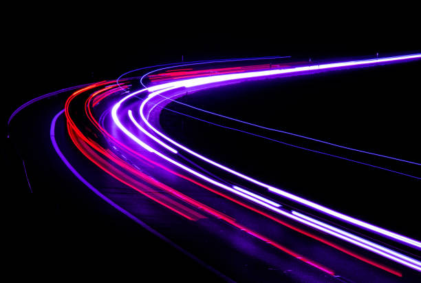 luces de coches con la noche - rastros de luz fotografías e imágenes de stock