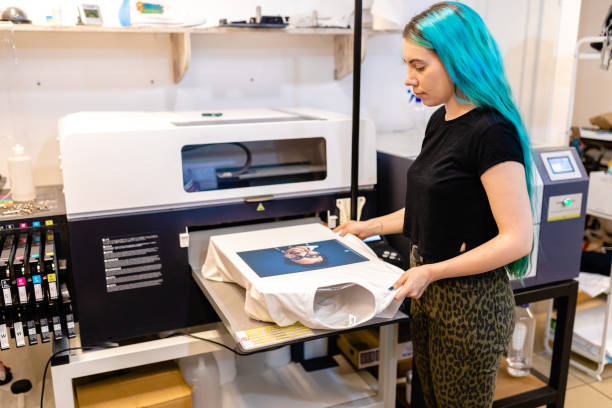 wir können jeden ihrer wünsche anpassen, so dass sie ein einzigartiges stück t-shirt haben können - printout industry printer workshop stock-fotos und bilder