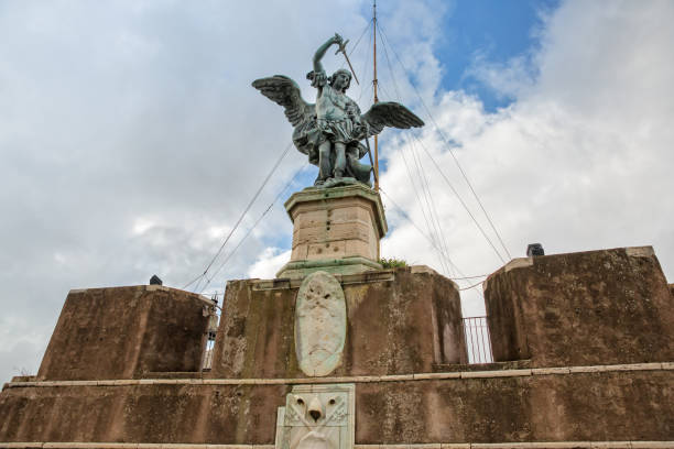 la magnífica estatua del arcángel miguel - roman statue angel rome fotografías e imágenes de stock