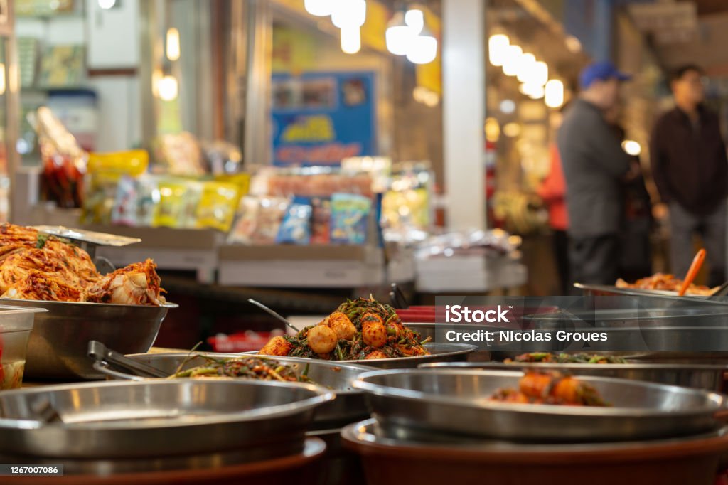 Kimchi se estanca en el mercado de Gwangjang en Corea, comida callejera coreana - Foto de stock de Corea del Sur libre de derechos
