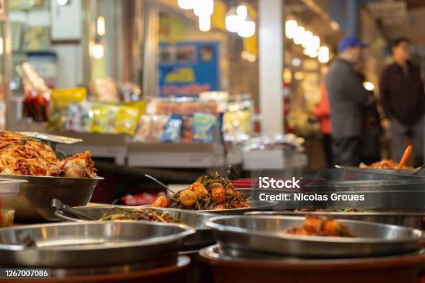 Kimchi Se Estanca En El Mercado De Gwangjang En Corea Comida Callejera Coreana Foto de stock y más banco de imágenes de Corea del Sur