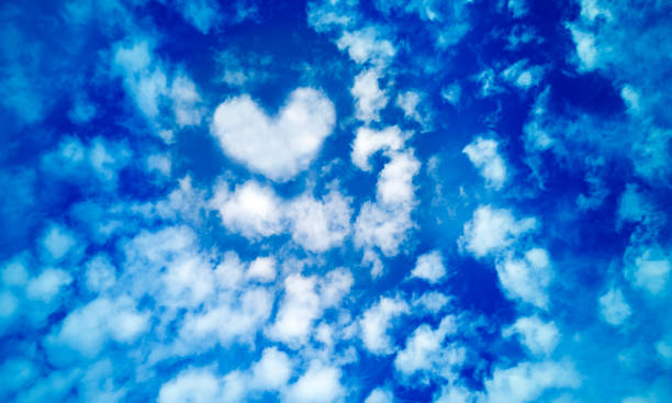 cielo estivo blu di cirro bianco, cumulo e nuvole d'aria stratificate, con nuvola a forma di cuore nel mezzo, in una bella giornata. banner,trama o sfondo astratto per testo, blog,progettazione,scheda,sito web,modello,modello - text sky abstract air foto e immagini stock