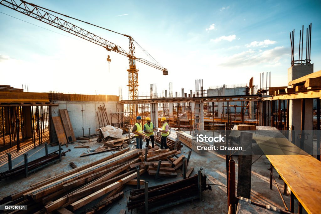 建設工事の問題を説明する経験豊富なエンジニア - 不況後の開発 - 建設のロイヤリティフリーストックフォト