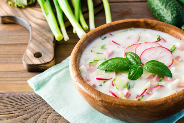 ロシアのキッチン。オキロカ - ケフィアに野菜やハーブと冷たいスープ。素朴なスタイル。スペースをコピーする - soup cold russian culture traditional culture ストックフォトと画像