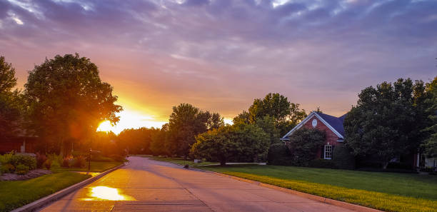midwestern nachbarschaft im frühen herbst bei sonnenuntergang - house dawn sunset usa stock-fotos und bilder