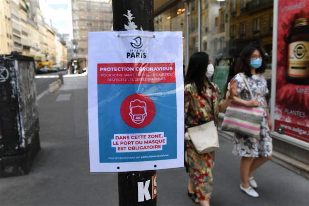indossare una maschera è obbligatorio in alcune strade di parigi. - 2971 foto e immagini stock