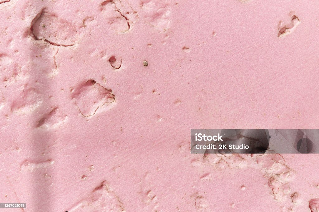 Eine rosa Steinwand, die in hoher Auflösung und formatfüllendem Hintergrund fotografiert wurde - Lizenzfrei Lackiert Stock-Foto