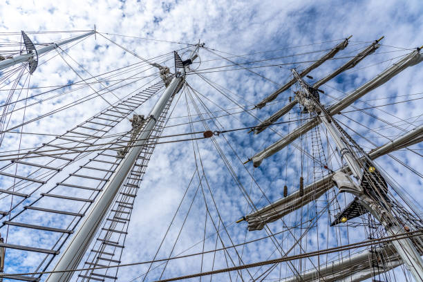 vista rana degli alberi, sartiame e corde di un grande veliero - caravel nautical vessel sailing ship passenger ship foto e immagini stock