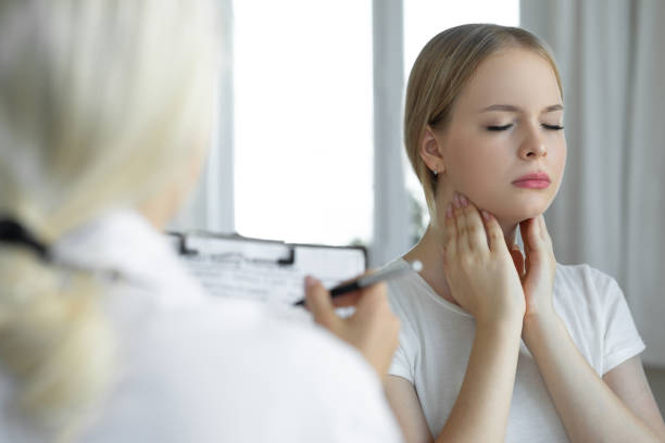 la jeune femme a le problème - pharyngitis photos et images de collection