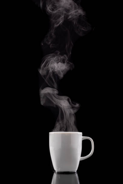 コーヒーカップとスチーム。白いセラミックマグカップで淹れたてのコーヒー。暗い背景。 - steam coffee cup black coffee non alcoholic beverage ストックフォトと画像
