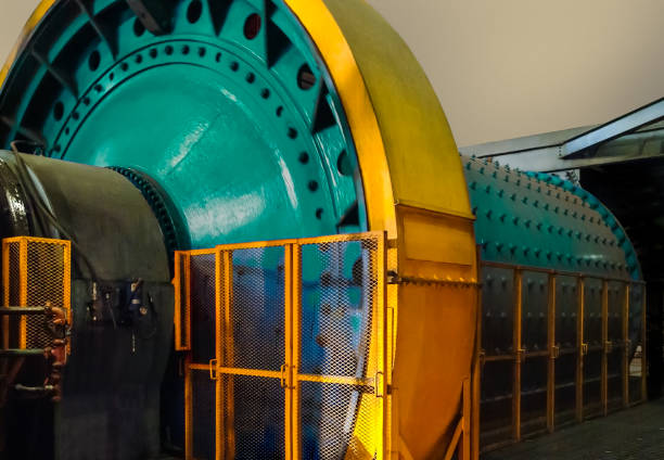 vista de cerca de una bola giratoria verde y amarilla molino grinder trituración de dedos de roca minada - rock mill fotografías e imágenes de stock