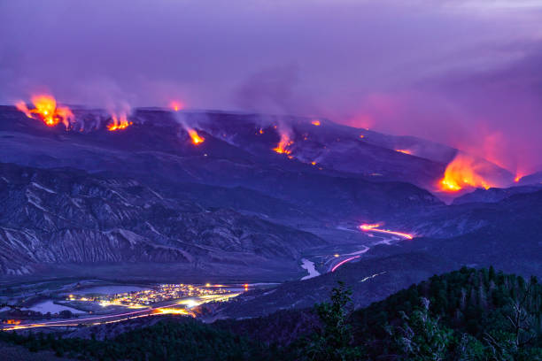 夜の山火事を荒れる森林火災 - colorful colorado ストックフォトと画像