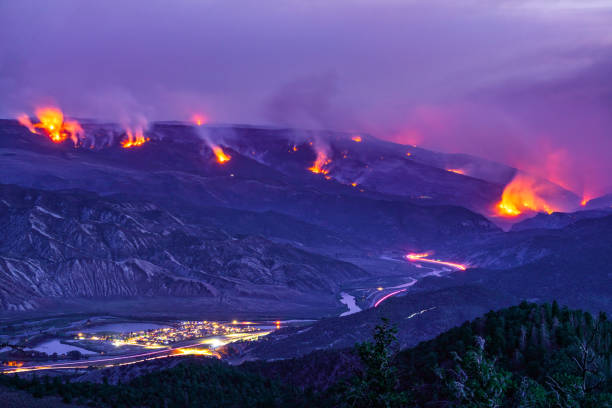 밤에 산불을 성난 산불 산불 - colorful colorado 뉴스 사진 이미지