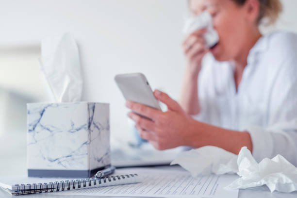 휴대 전화를 사용하여 감기, 독감 또는 알레르기가있는 여성. - tissue box flu virus kleenex 뉴스 �사진 이미지