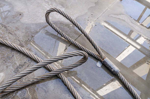 anelli di fune metallica in acciaio appoggiati nella riflessione dell'acqua - steel cable wire rope rope textured foto e immagini stock