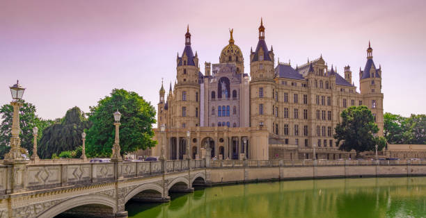 Schwerin Castle on the lake in Mecklenburg-Vorpommern in Germany Schwerin, M-V / Germany - 10 August 2020: vview of Schwerin Castle on the lake in Mecklenburg-Vorpommern in Germany schwerin castle stock pictures, royalty-free photos & images