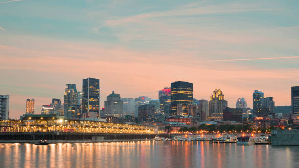 vue de nuit de la ville du vieux port de montréal, montréal, québec, canada - montreal harbor old commercial dock photos et images de collection