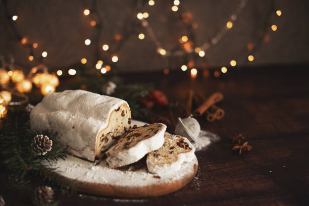 pastel de navidad tradicional alemán - cranberry stollen, árbol de navidad, adornos y velas. - marzipan fruit celebration dessert fotografías e imágenes de stock