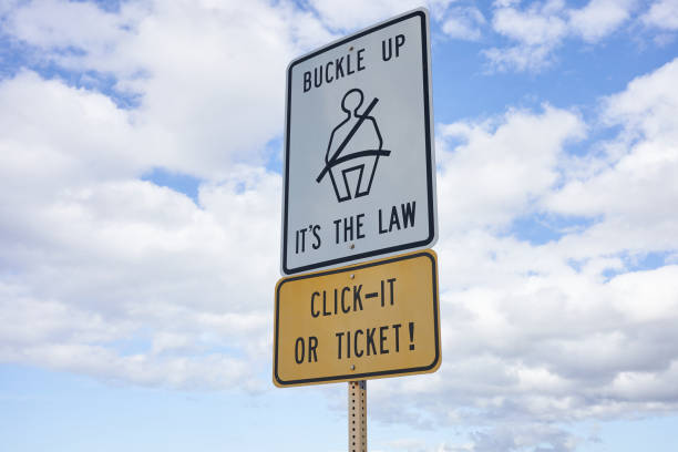 aperte o sinal e clique nele ou sinal de bilhete - warning sign seat belt - fotografias e filmes do acervo